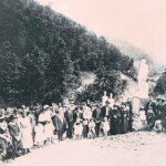 Hatfield clan gathered at the cemetery when the monument of Anderson Hatfield arrives. Courtesy of Dwight Williamson. Anderson Hatfield Monument, Sarah Ann, Logan County, WV