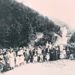 Hatfield clan gathered at the cemetery when the monument of Anderson Hatfield arrives. Courtesy of Dwight Williamson. Anderson Hatfield Monument, Sarah Ann, Logan County, WV